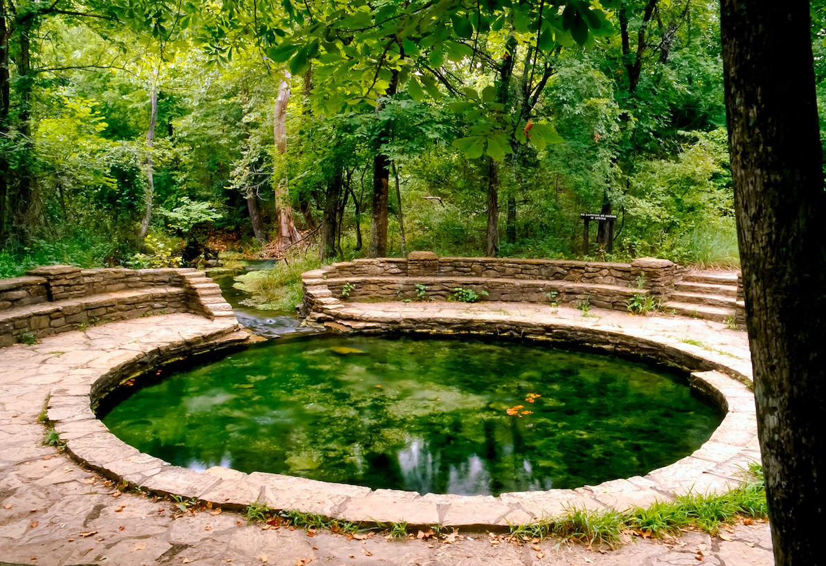 Heilquelle im Wald in der Chickasaw National Recreation Area.