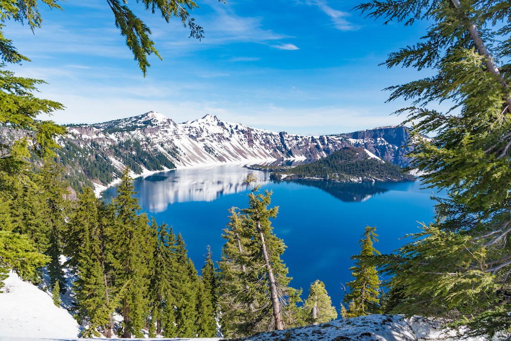 Crater Lake mit schneebedeckten Bergen.