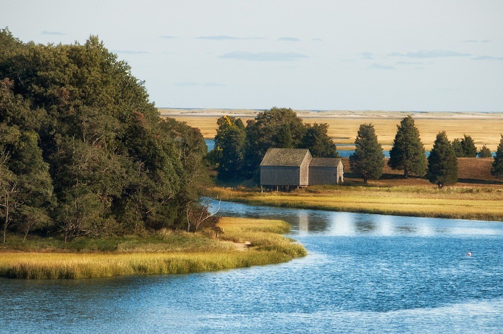 Landschaft und Häuser in Cape Cod.