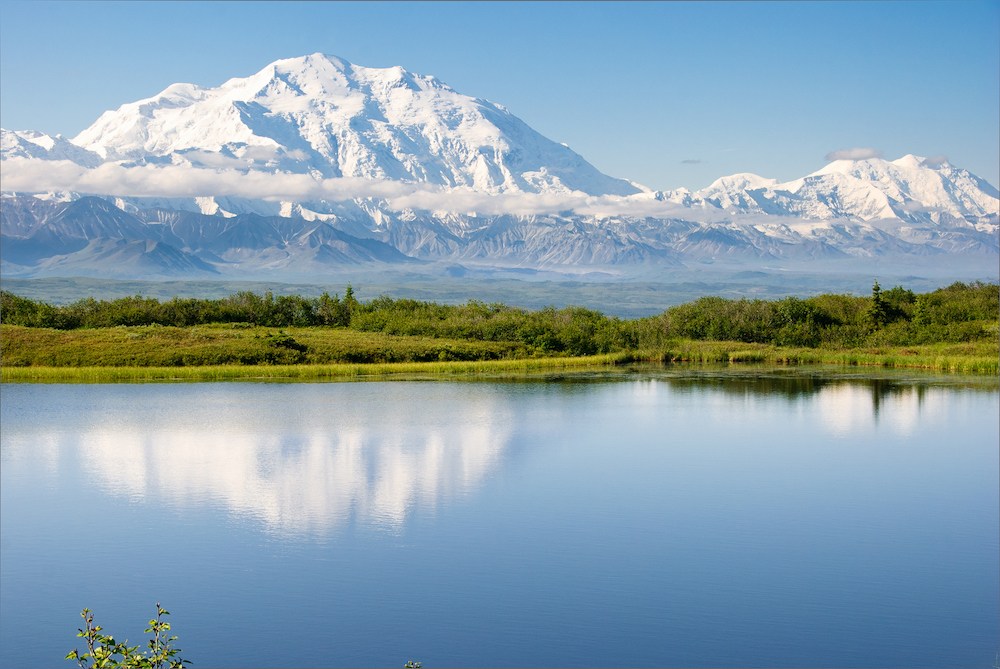 Der schneebeckte Gipfel des Bergs Denali.