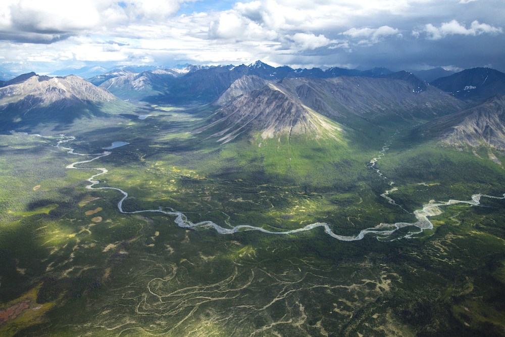 Blick aus der Vogelperspektive auf den Wrangell-St Elias Nationalpark: Es sind Bergketten,ein Tal und Flüsse zu sehen. 