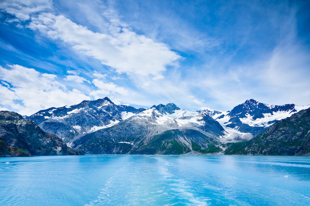 Bergketten und Gewässer im Glacier Bay Nationalpark. 