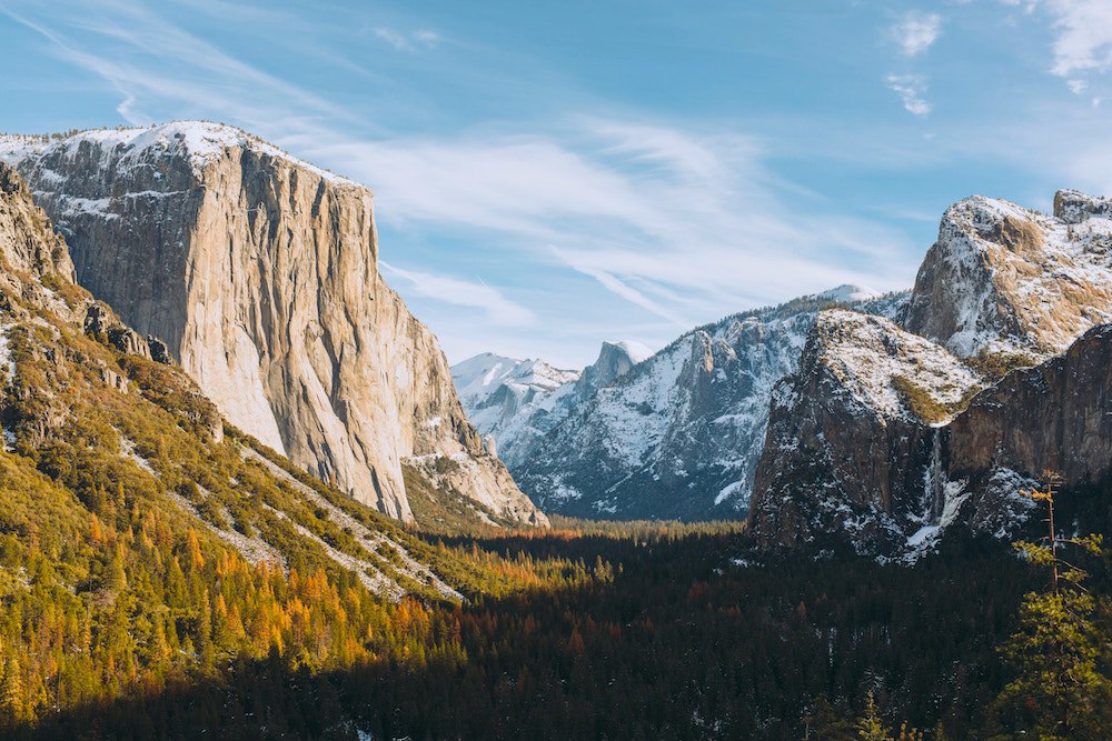 Das Yosemite Valley umringt von riesigen Granitfelsen.