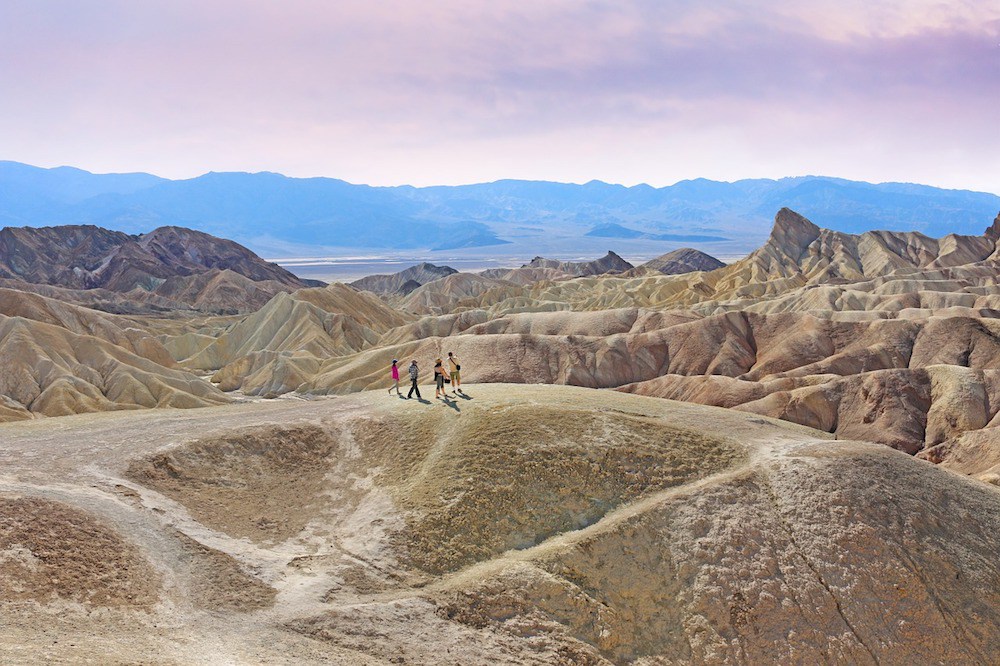 Menschen auf einem Pfad im Death Valley.