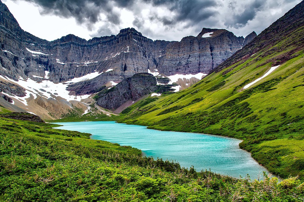 Der türkisfarbene Cracker Lake mit umgebener Landschaft.