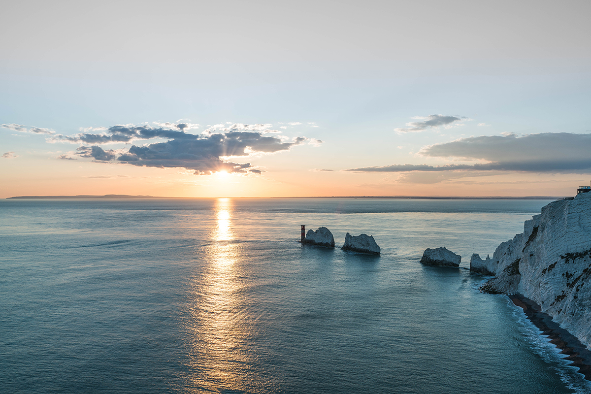 Panorama der Küste der Isle of Wight mit der berühmten Küstenspitzem "The Needles".