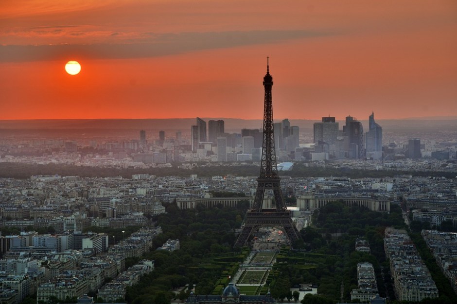 Das Panorama von Paris mit dem Eifelturm vor der untergehenden Sonne