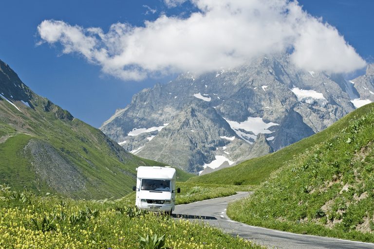 Sicher unterwegs: Geschwindigkeitsbegrenzungen für Wohnmobile im Blick