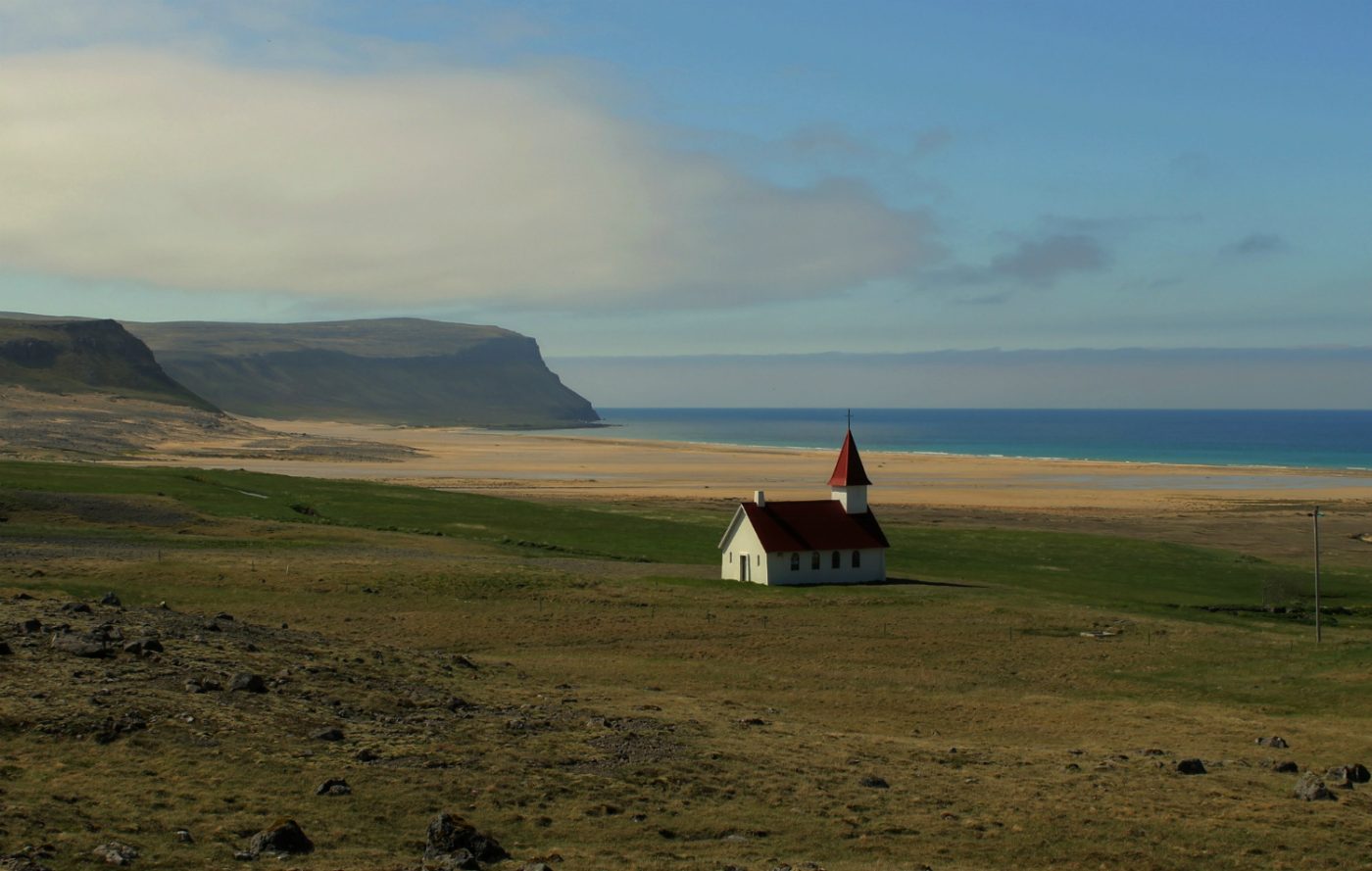 Kirche der Ortschaft Breidavik auf Island