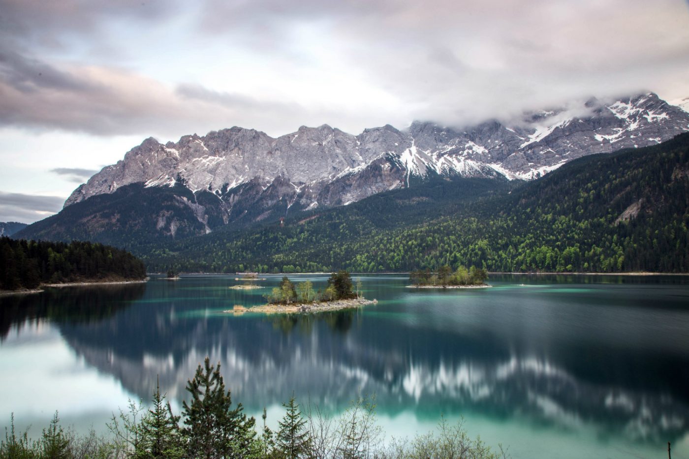 Eibsee mit den Alpen im Hintergrund.