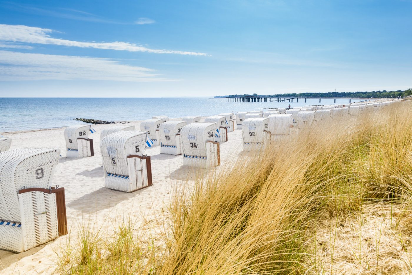 Strandkörbe auf einem Sandstrand an der Ostsee