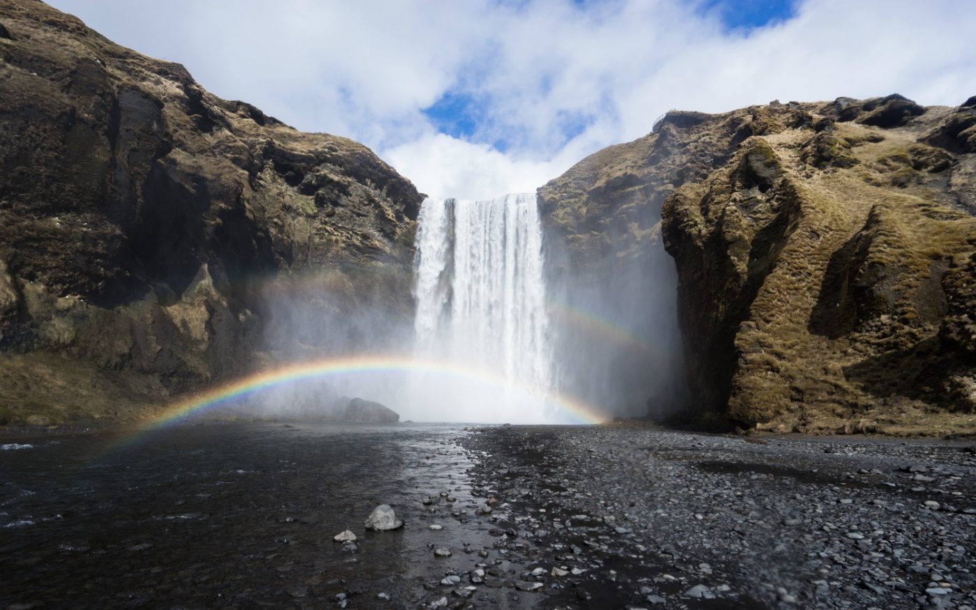 Wasserfall Seljalandsfoss und ein Regenbogen