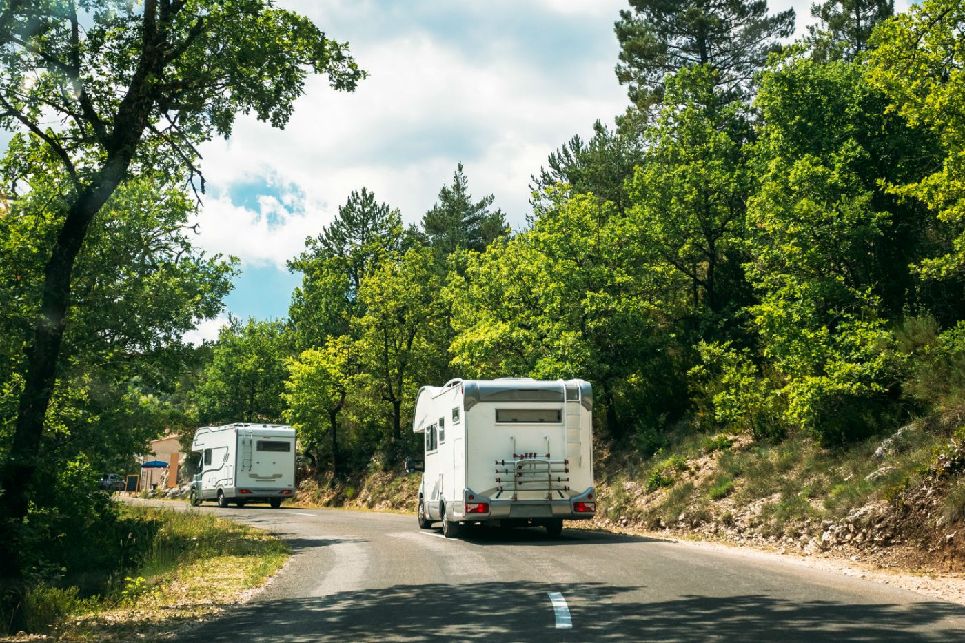 Geht es mit mehreren Wohnmobilen in den Urlaub, sollte Einigkeit über die Route bestehen.