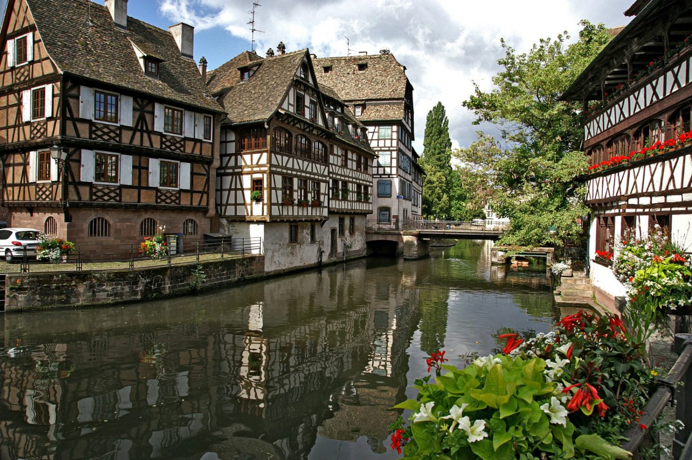 Fachwerkhäuser und am Fluss Ill in Straßburg.