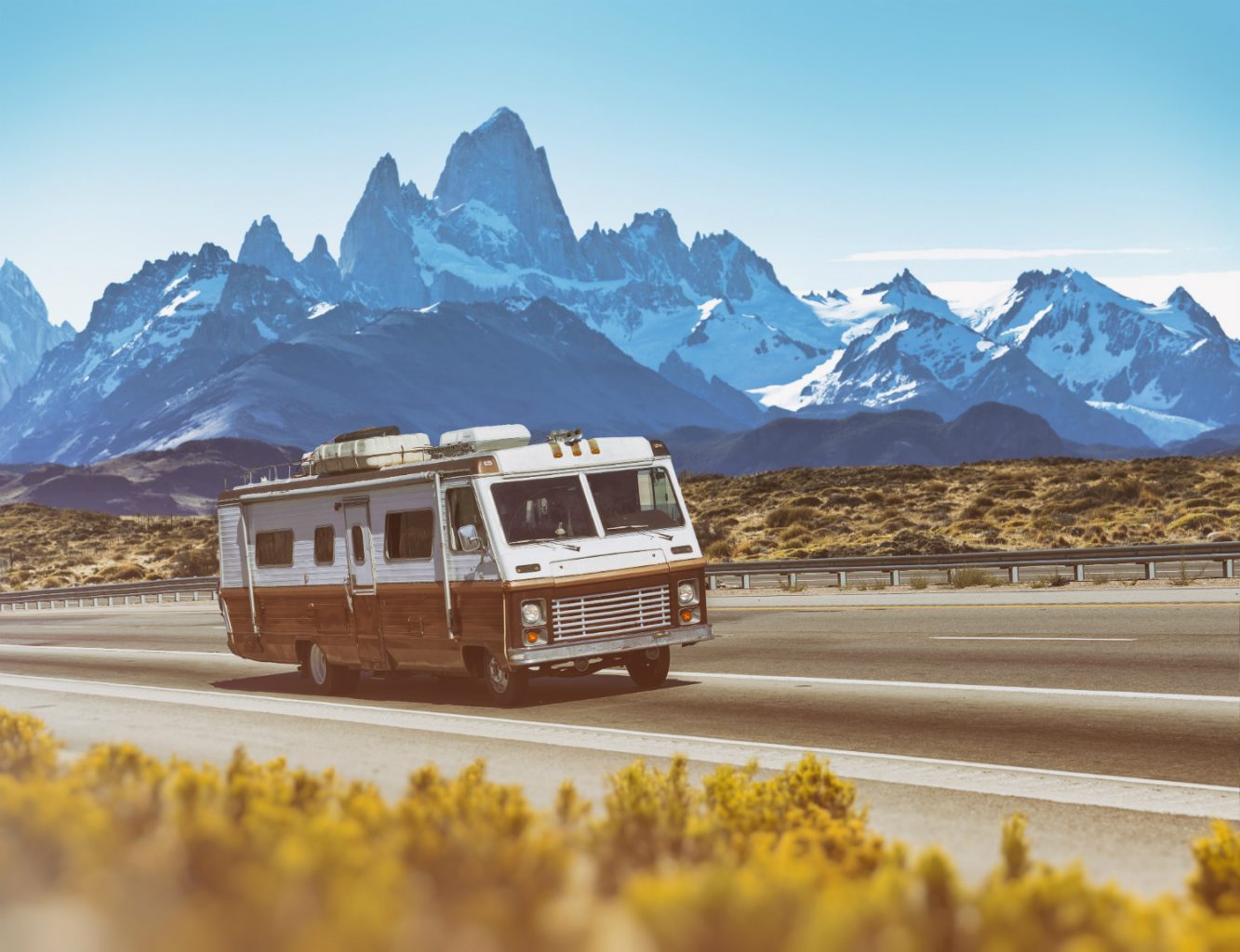 Ein Wohnmobilurlaub in Argentinien ist ein einmaliges Erlebnis Ein Retrocamper vor den Bergen Argentiniens