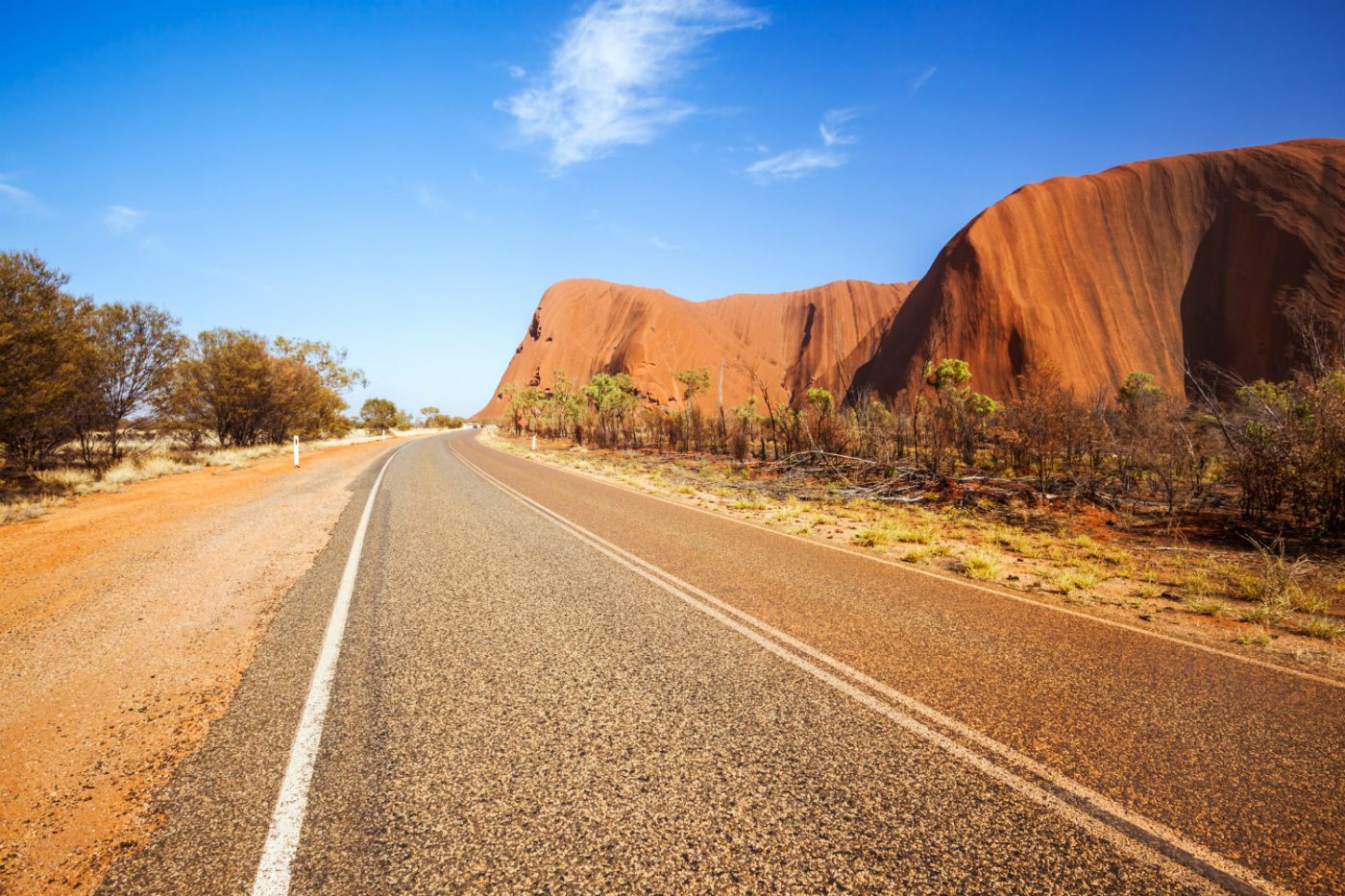 Eine Tour mit dem Wohnmobil durch Australien ist ein Traum vieler Weltenbummler. Straße im Outback Australiens
