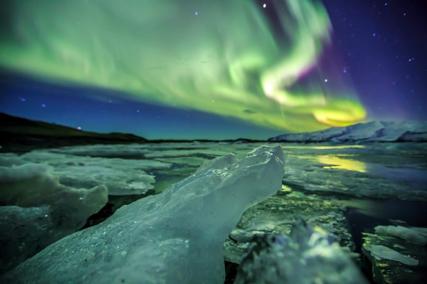 Beim Campingurlaub kann man mit etwas Glück die Nordlichter in Island sehen Nordlichter am Nachthimmel in Island