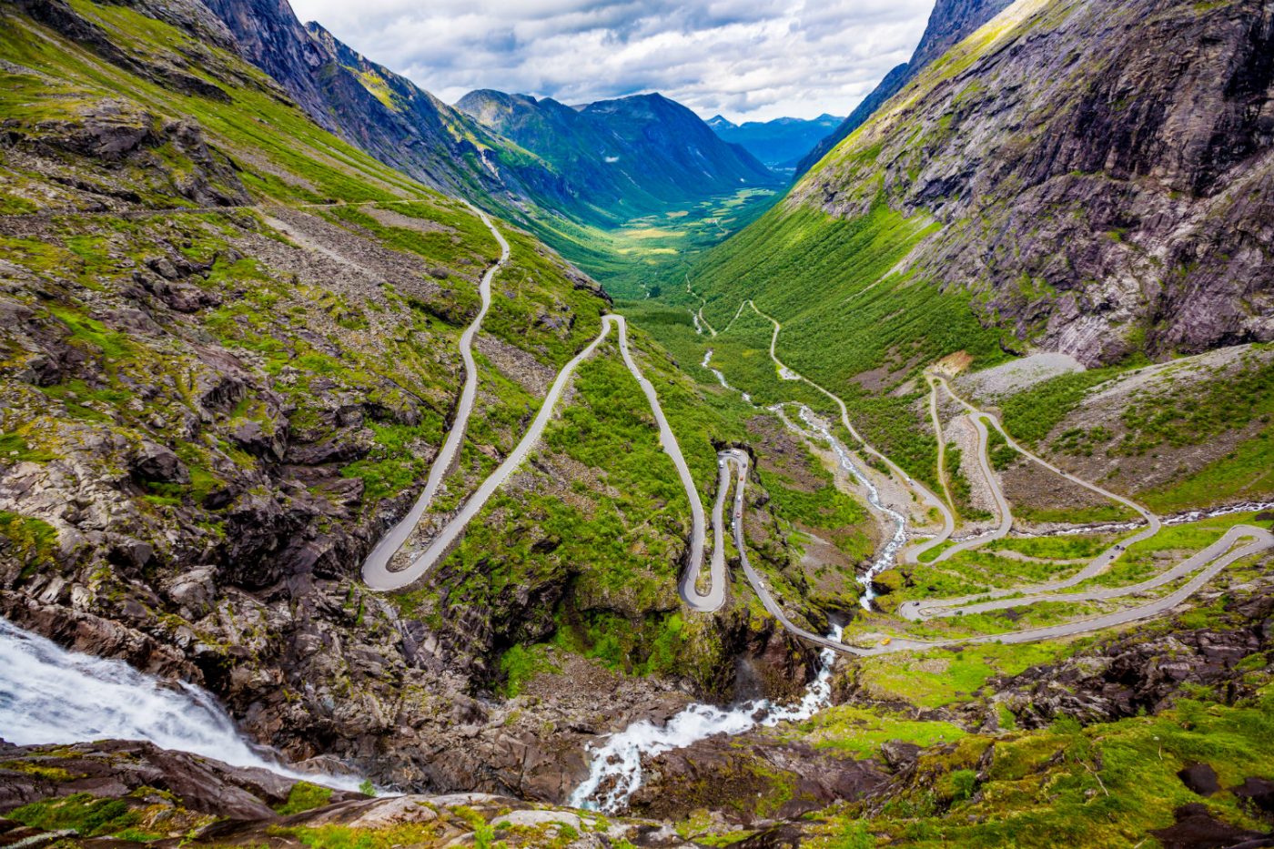 Mit dem Wohnmobil über Norwegens Straßen Serpentinenstraße in Norwegen