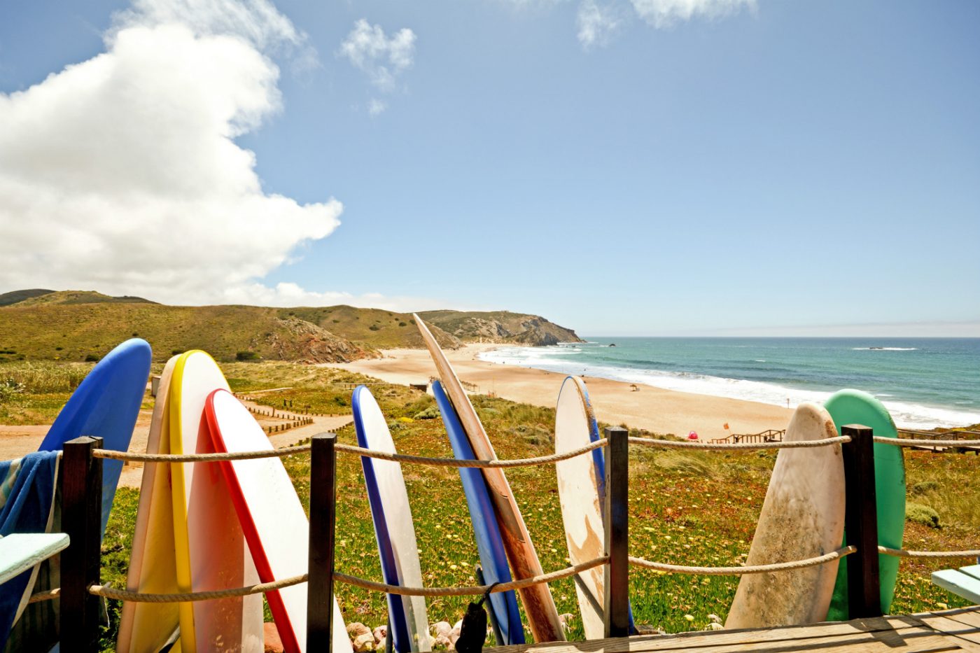 Surfbretter an einem Strand in Portugal