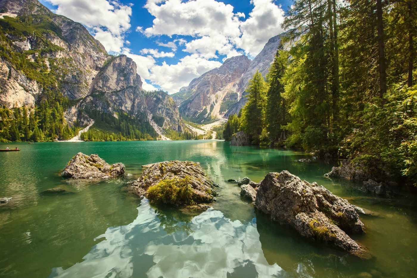 Ein See und Berge in Tirol in Österreich