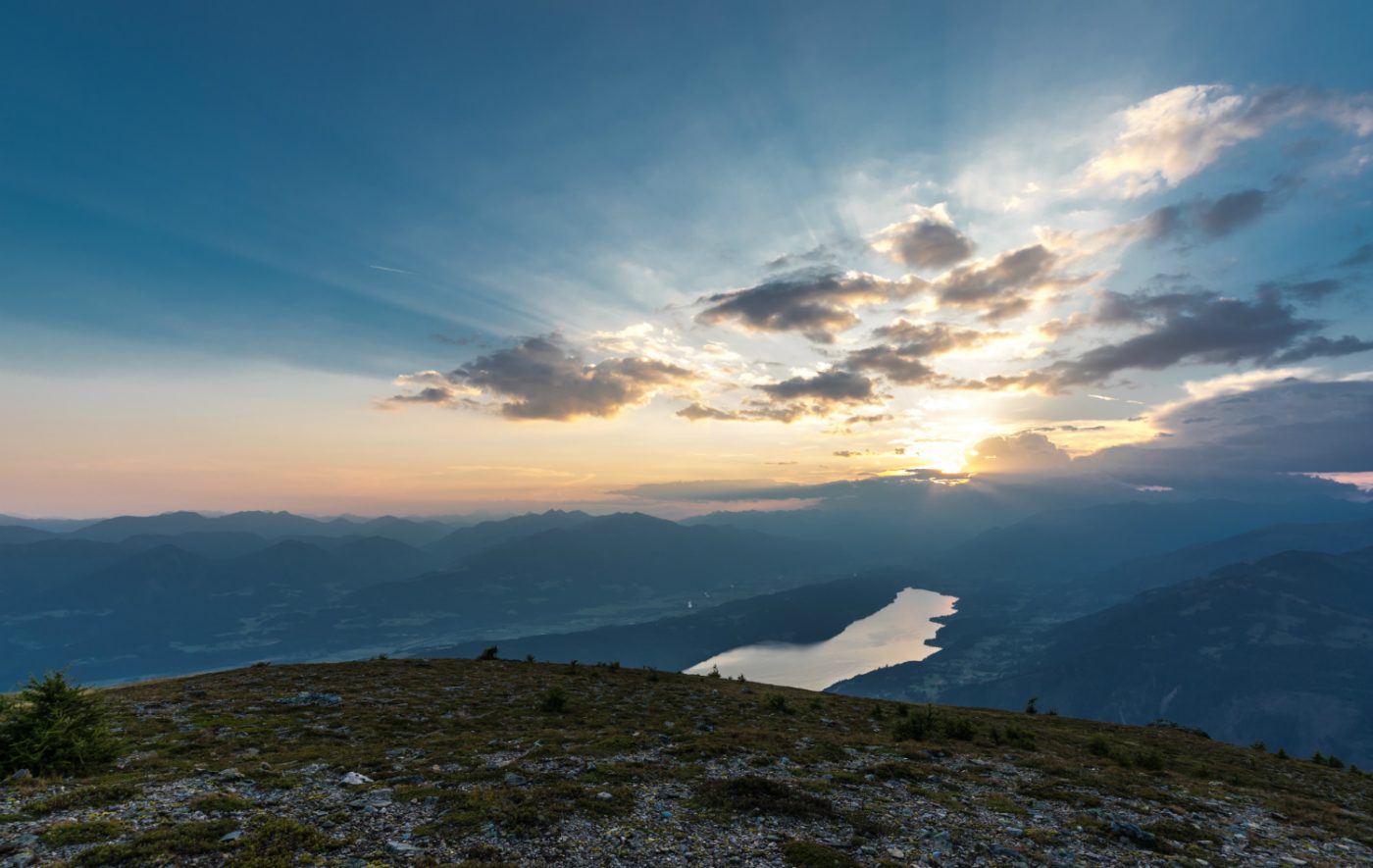 Der Millstätter See in Österreich aus der Vogelperspektive