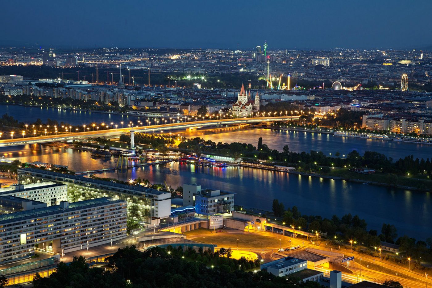 Wien bei Nacht aus der Vogelperspektive