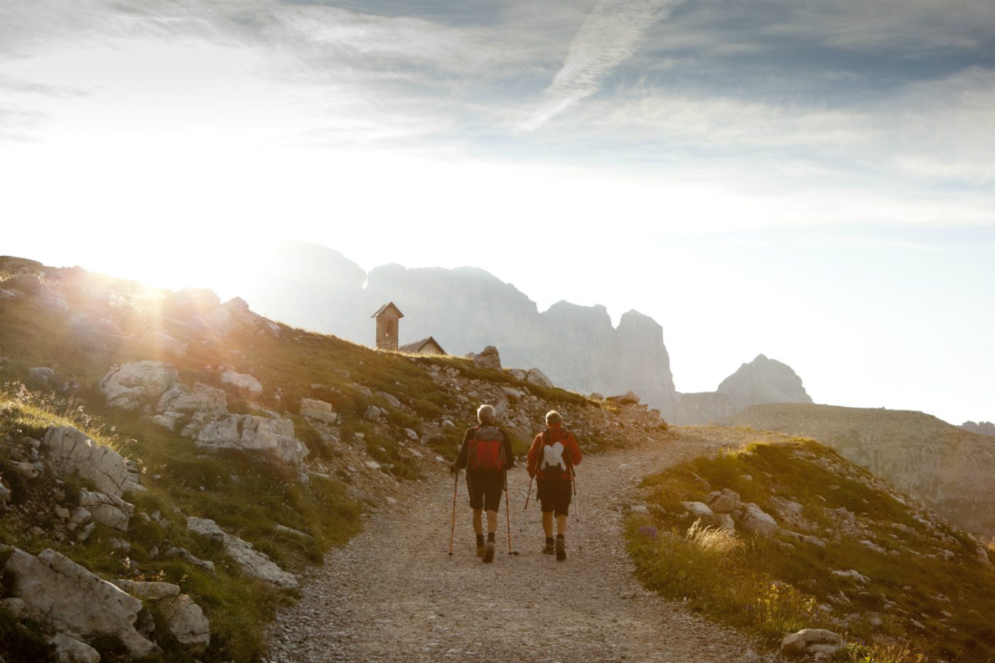 Paar wandert in rauer, felsiger Landschaft.