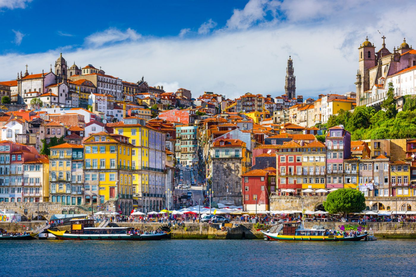 Bunte Häuser von Porto in der Panoramaansicht