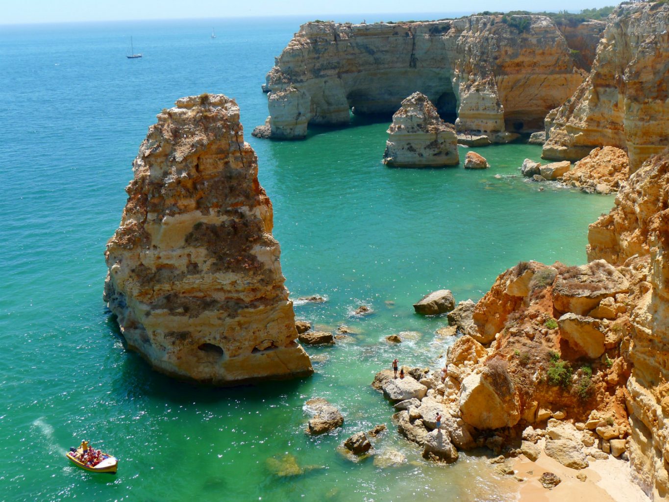 Schroffe Felsen in türkisblauem Wasser in der Algarve