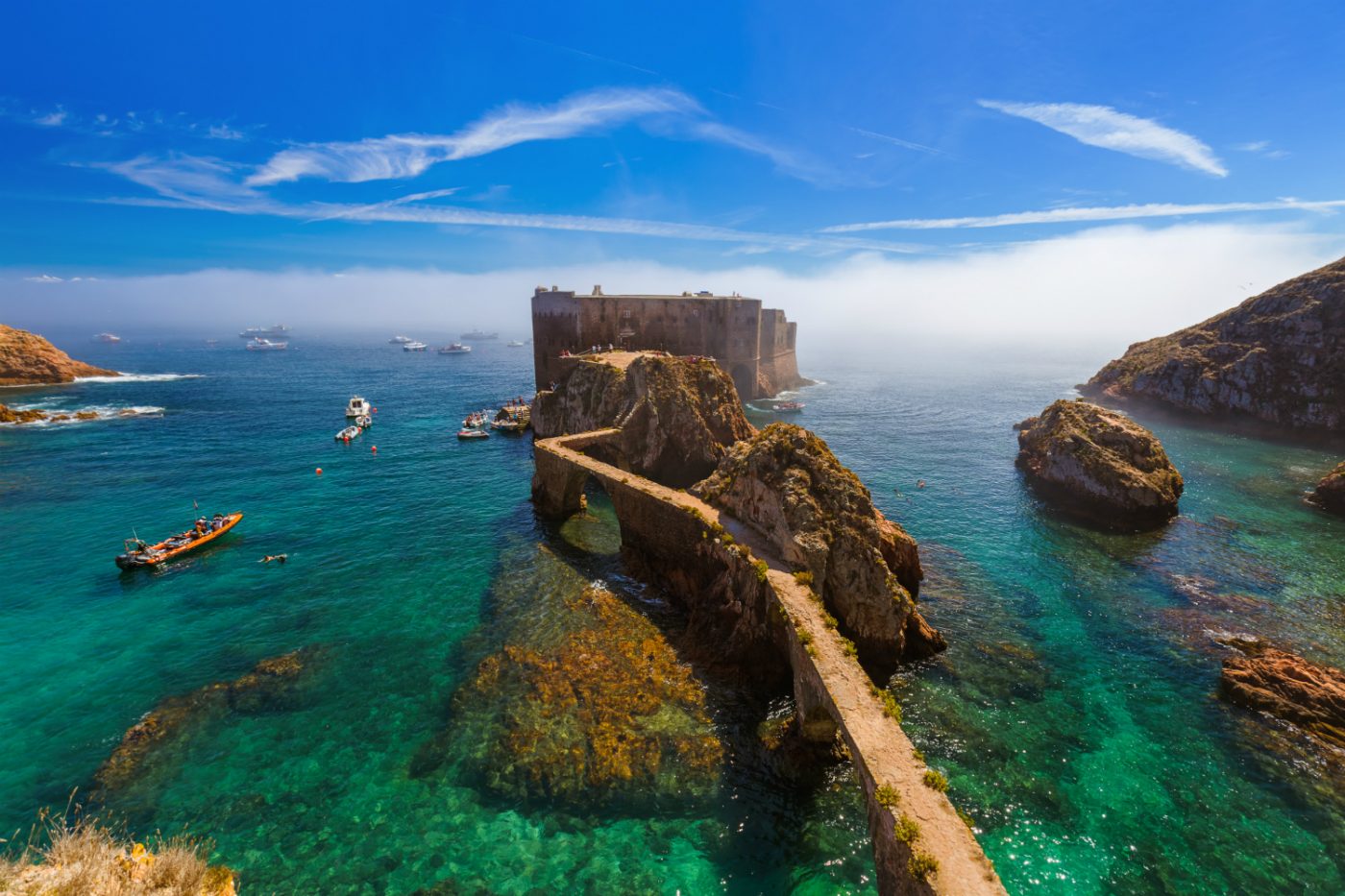 Fort São João Baptista mit umgebender Landschaft