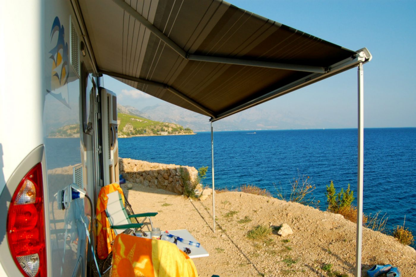 Ein Wohmmobil am Strand in Kroatien.