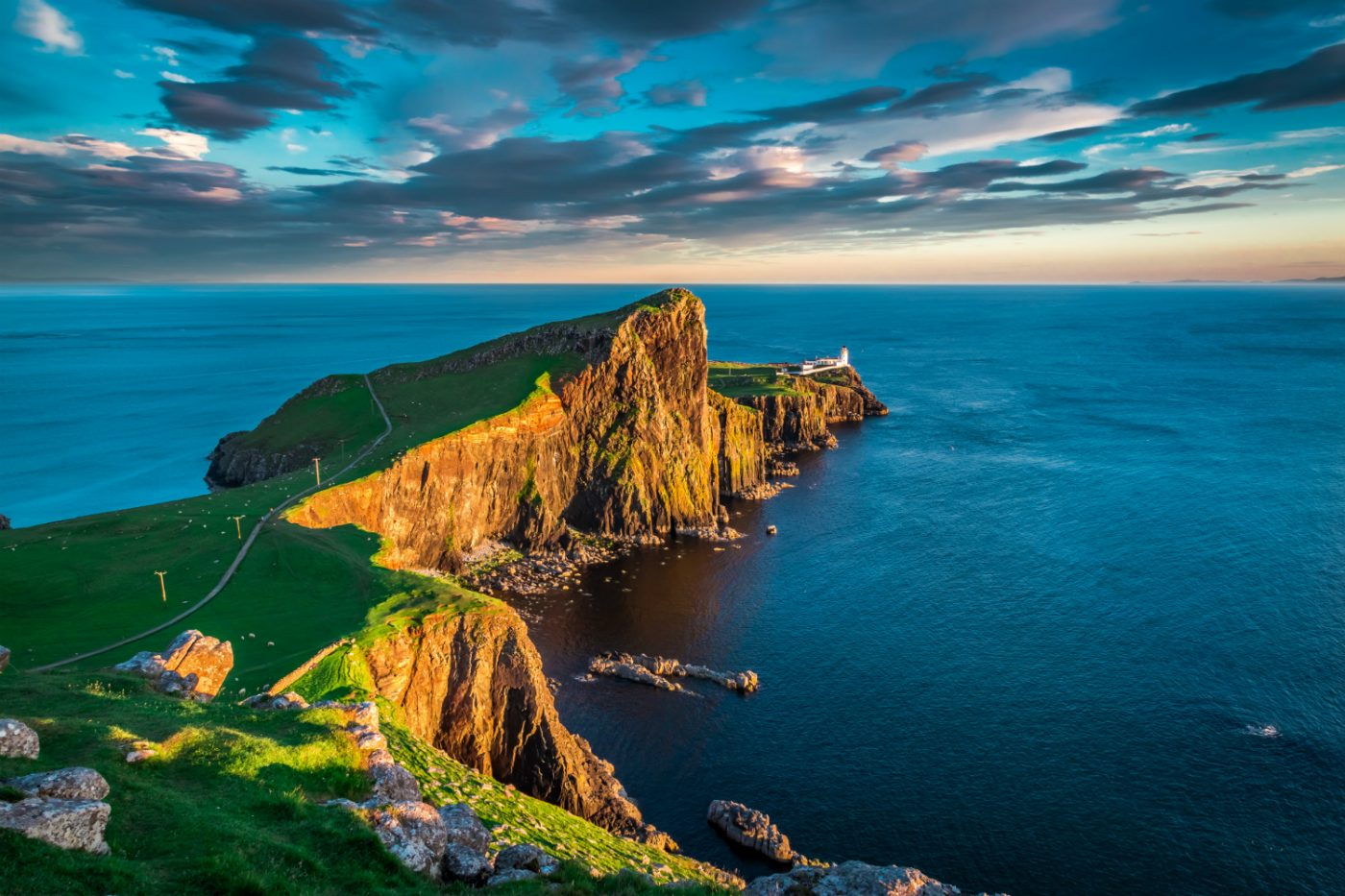 Landschaftspanorama der schottischen Highlands bei Sonnenuntergang. 