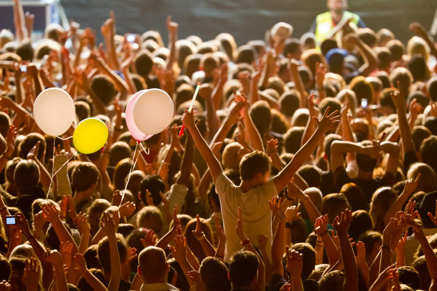 Menschen feiern mit den Händen in der Luft auf dem Sommersault Festival.