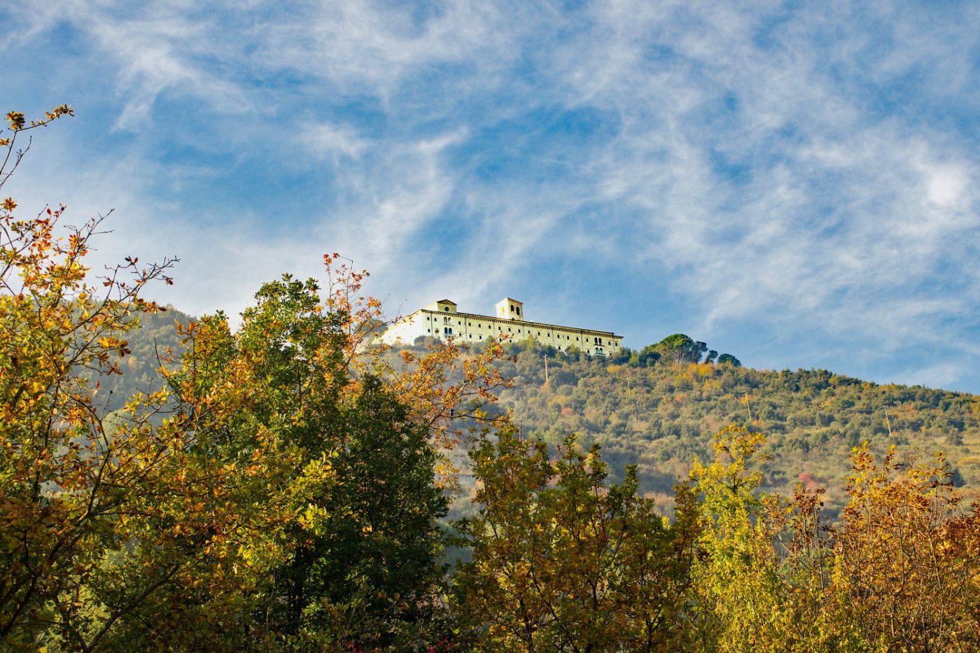 Ausblick auf die Gärten der Abtei Montecassino in Italien.