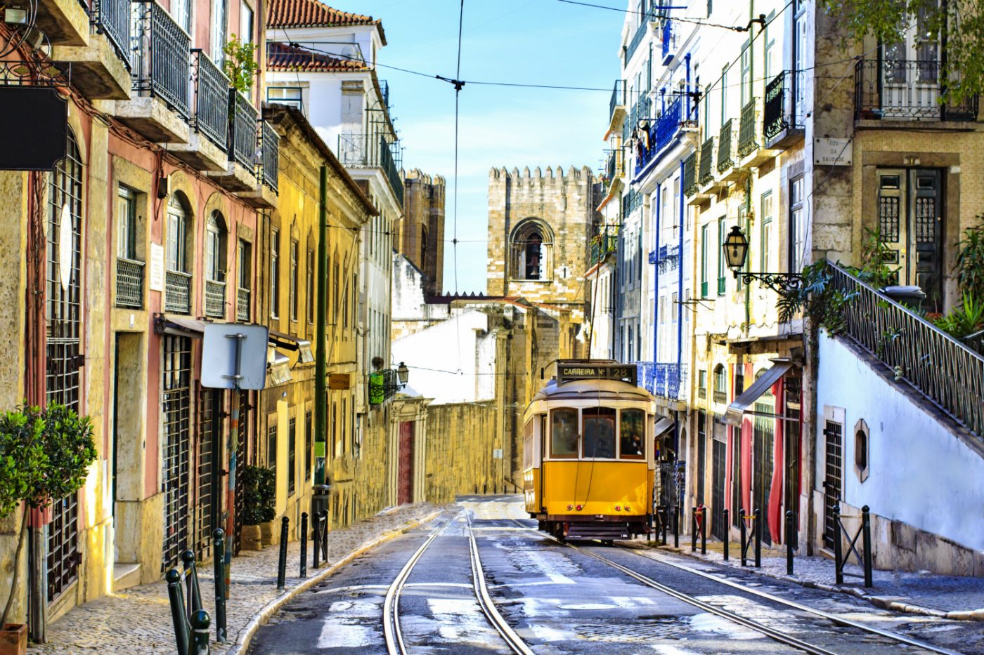 Ascensores des Lisboa Eine Straßenbahn in einer Straße Lissabons