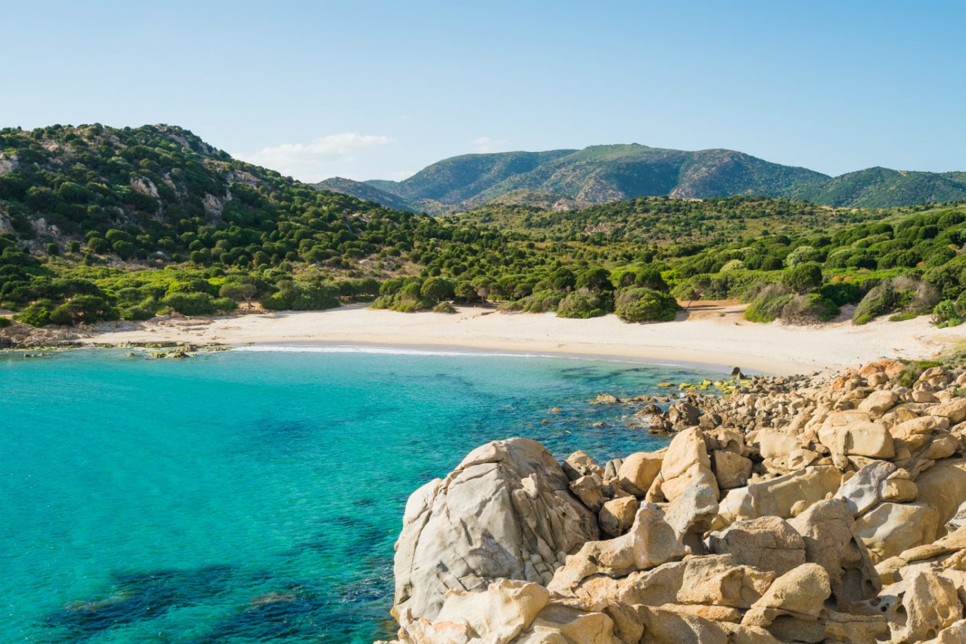 Ein Strand in Sardinien. 