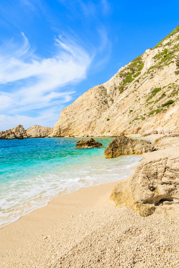 Kristallklares Meer und steinige Felsenküste an der Algarve Ein Strand in der Algarve, Portugal.