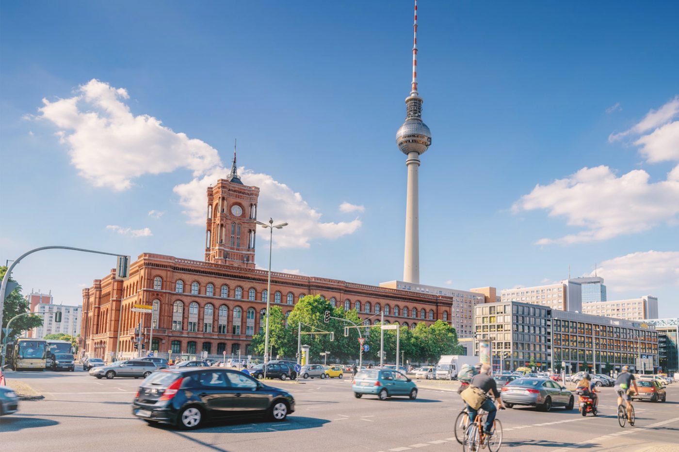 Das Rote Rathaus und der Fernsehturm in Berlin.