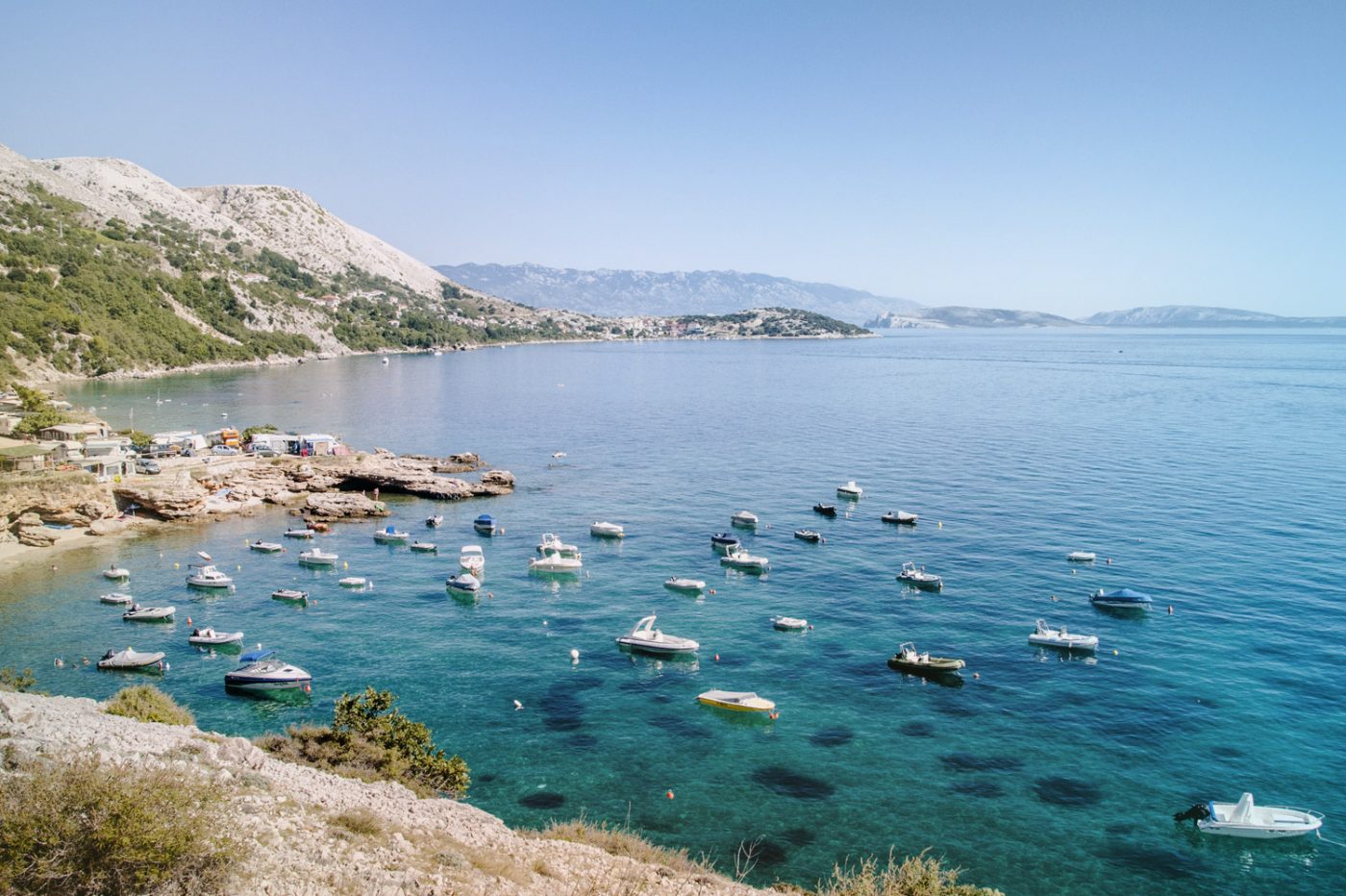 Boote vor der Küste der Insel Krk in Kroatien.