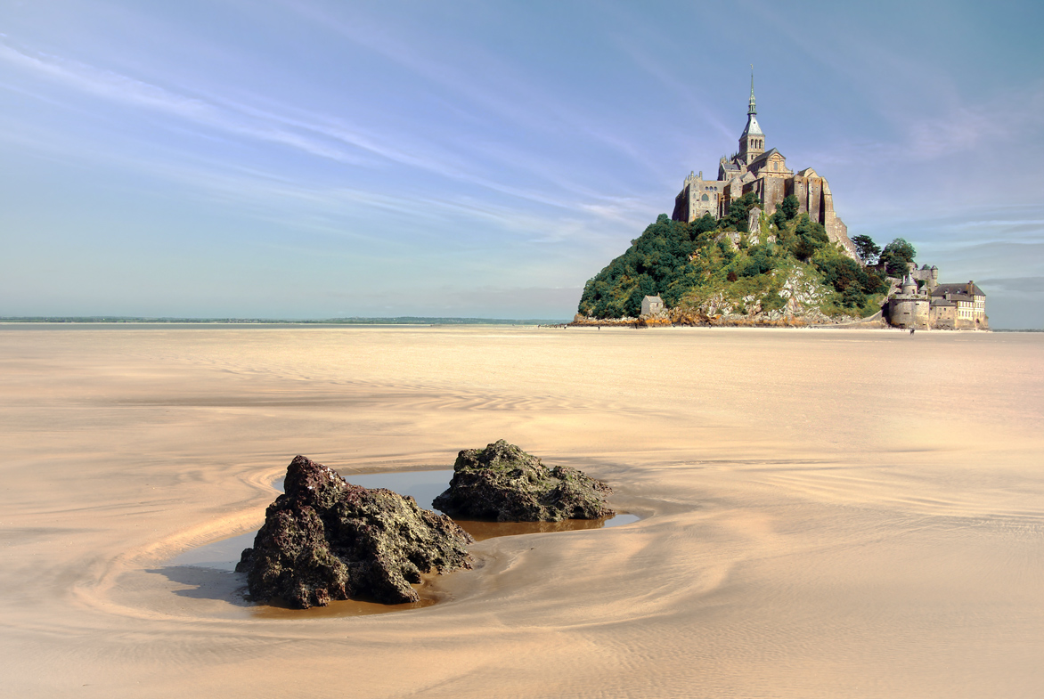 Mont Saint Michel und der umliegende Strand in Frankreich.