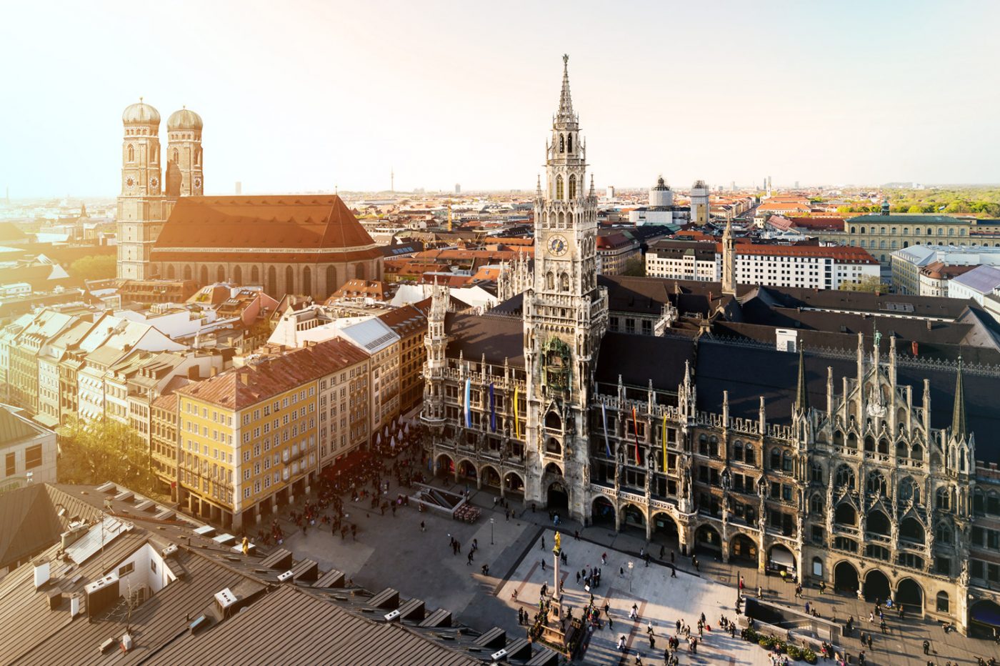 Blick auf die Frauenkirche und das Neue Rathaus in München.