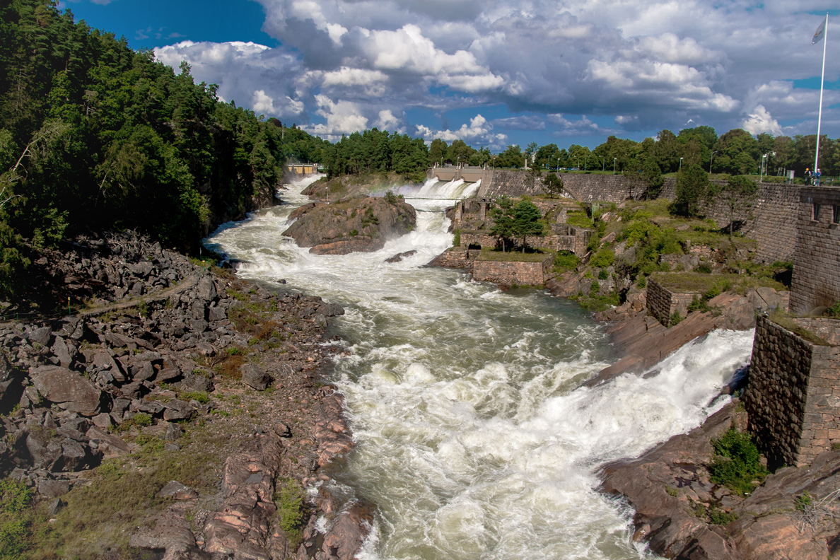 Die Trollhättan-Fälle im Stadtgebiet von Trollhätten, Schweden.