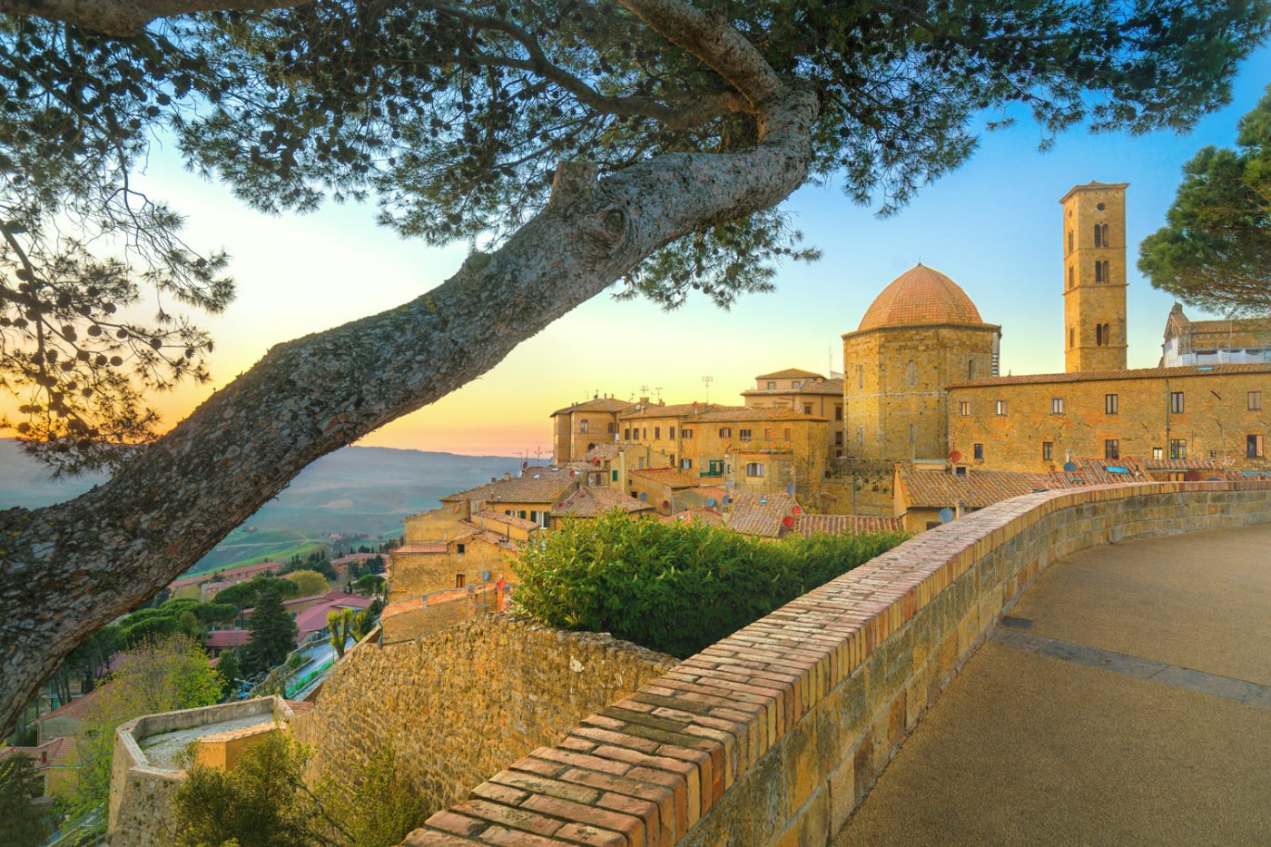 Blick über die Gebäude und Umgebung von Volterra, Italien.