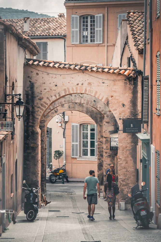 Ein Paar schlendert durch eine Gasse in Cannes, Frankreich.