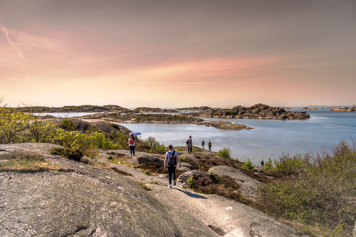 Menschen wandern auf den Göteborger Schären.