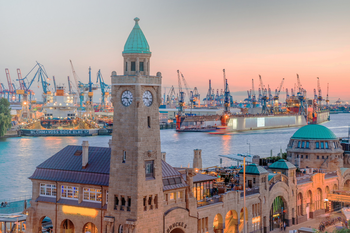 Der Hafen von Hamburg während der Abendstunden.