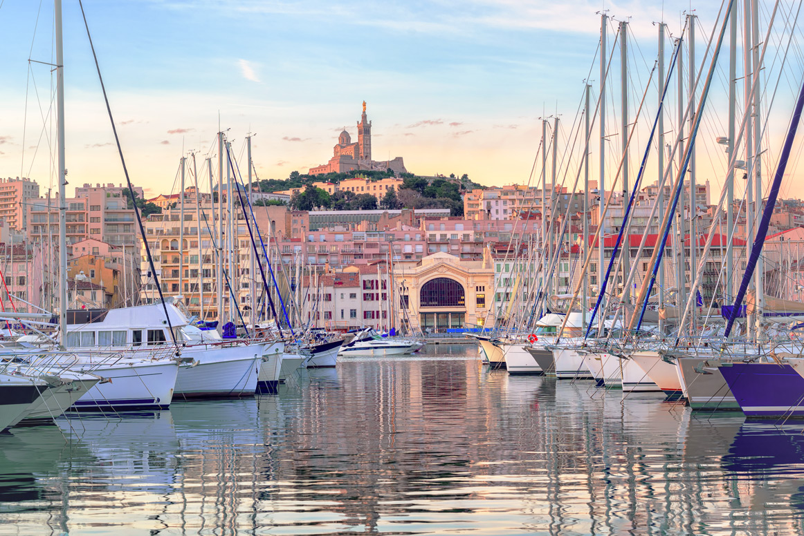 Der Hafen von Marseille, im Hintergrund ist Notre-Dame de la Garde zu sehen.