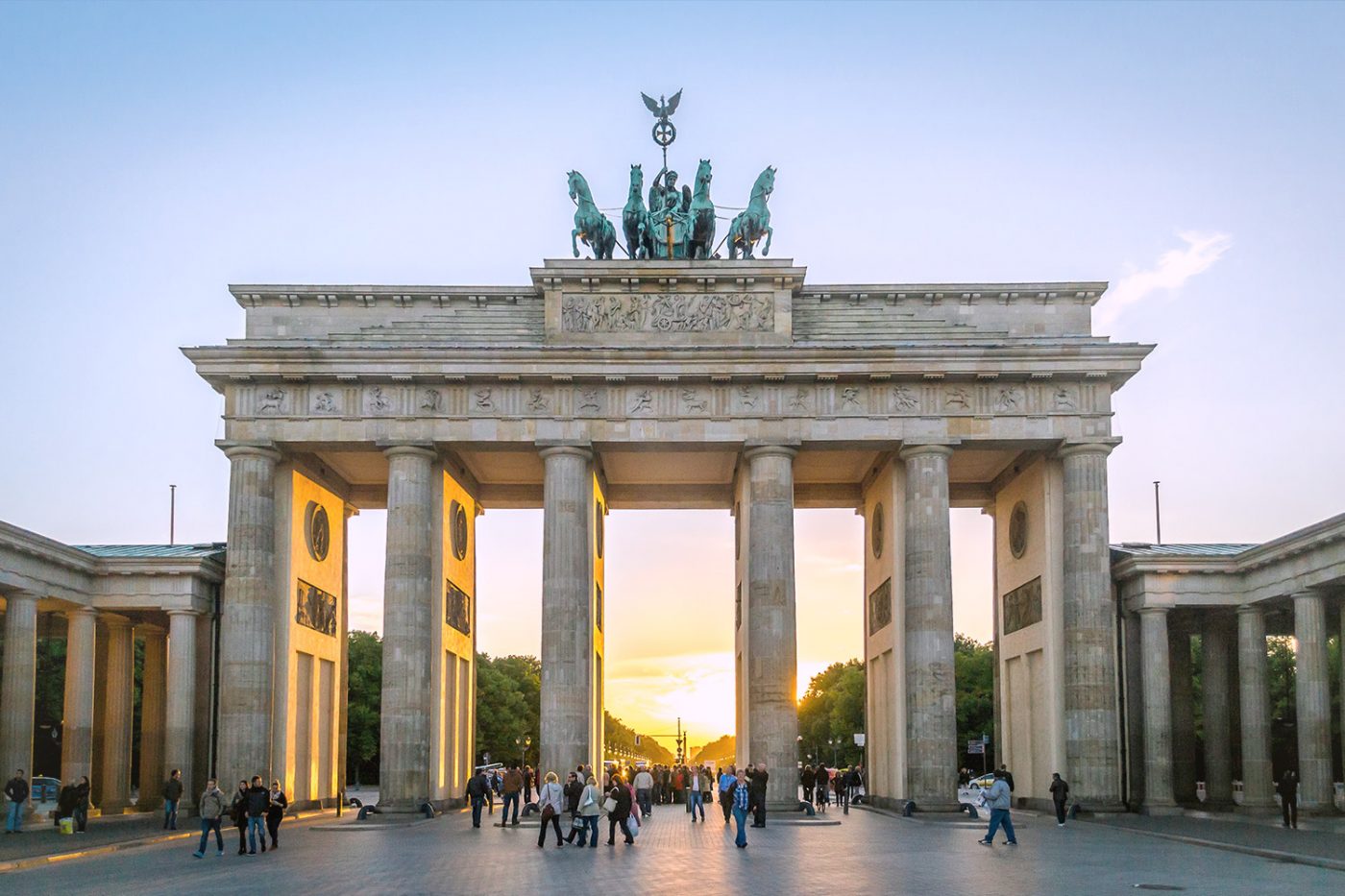 Bevor es mit dem Wohnmobil nach Norwegen geht, kannst du dir noch einige Sehenswürdigkeiten Berlins ansehen. Zum Beispiel das Brandenburger Tor! Das Brandenburger Tor in Berlin bei Sonnenuntergang.