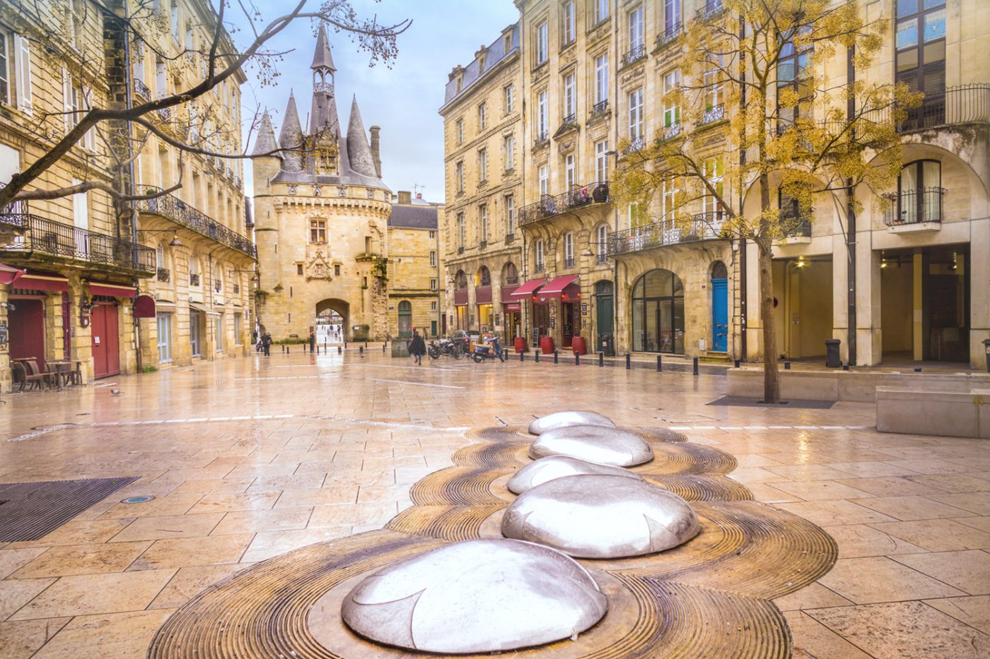 Ein früheres Stadttor von Bordeaux, Porte Cailhau, und die umgebende Fußgängerzone.