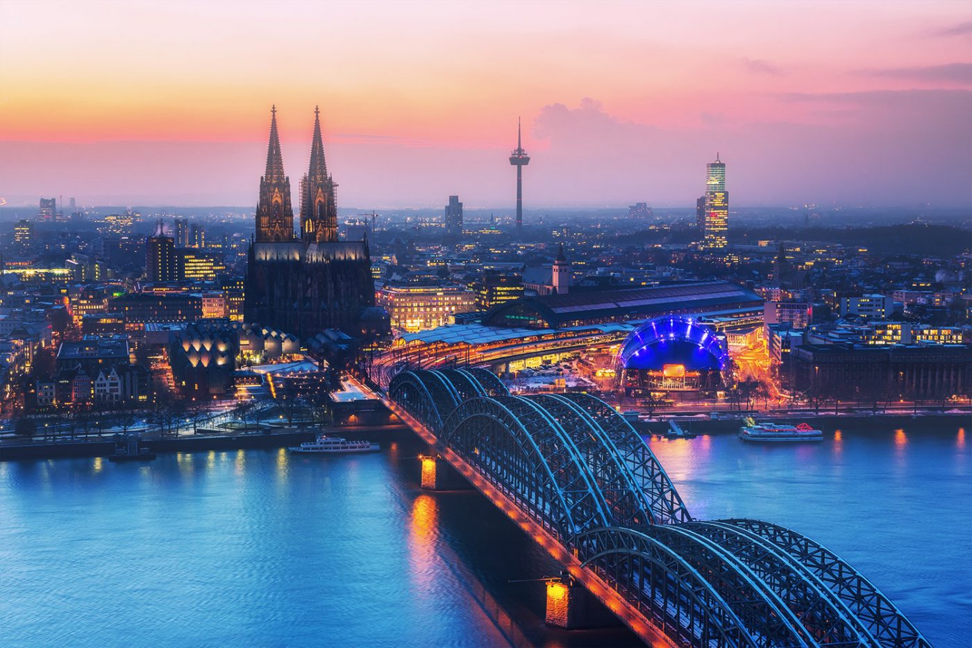 Ein Blick aus der Vogelperspektive auf Köln bei Nacht.